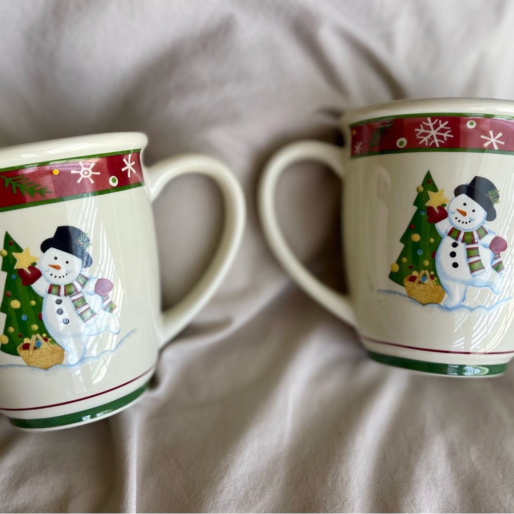 Longaberger Red and Green Holiday Snack Plates and Coffee Mugs Set - Picture 5 of 7